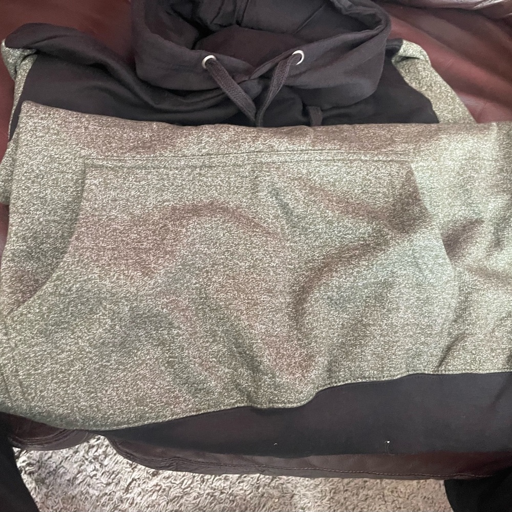LIKE NEW HOODIE BY BLACK JACK. GREEN AND BLACK W/ FRONT POCKET - Picture 4 of 5